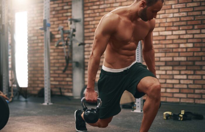 Mann beim Muskeltraining